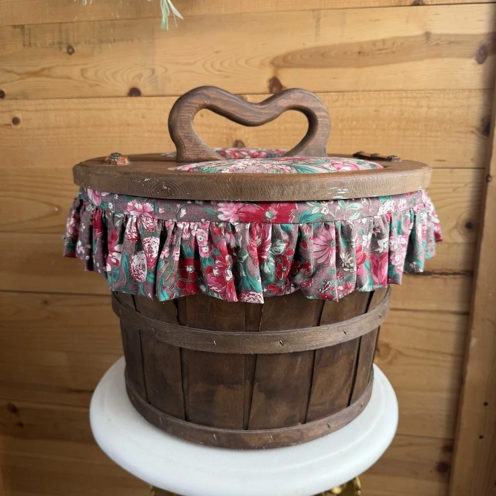 Vtg Half Bushel Floral Wooden Heart Lidded Basket Sewing Picnic Cottage‎ Granny